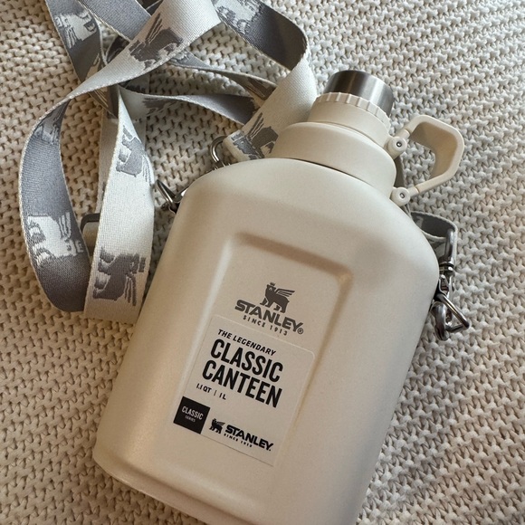 Stanley Classic Canteen in Cream - Picture 2 of 9